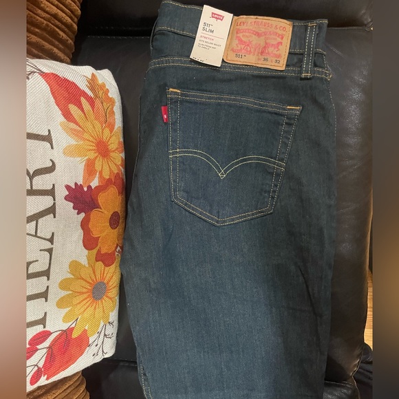 Levi’s - Picture 2 of 3